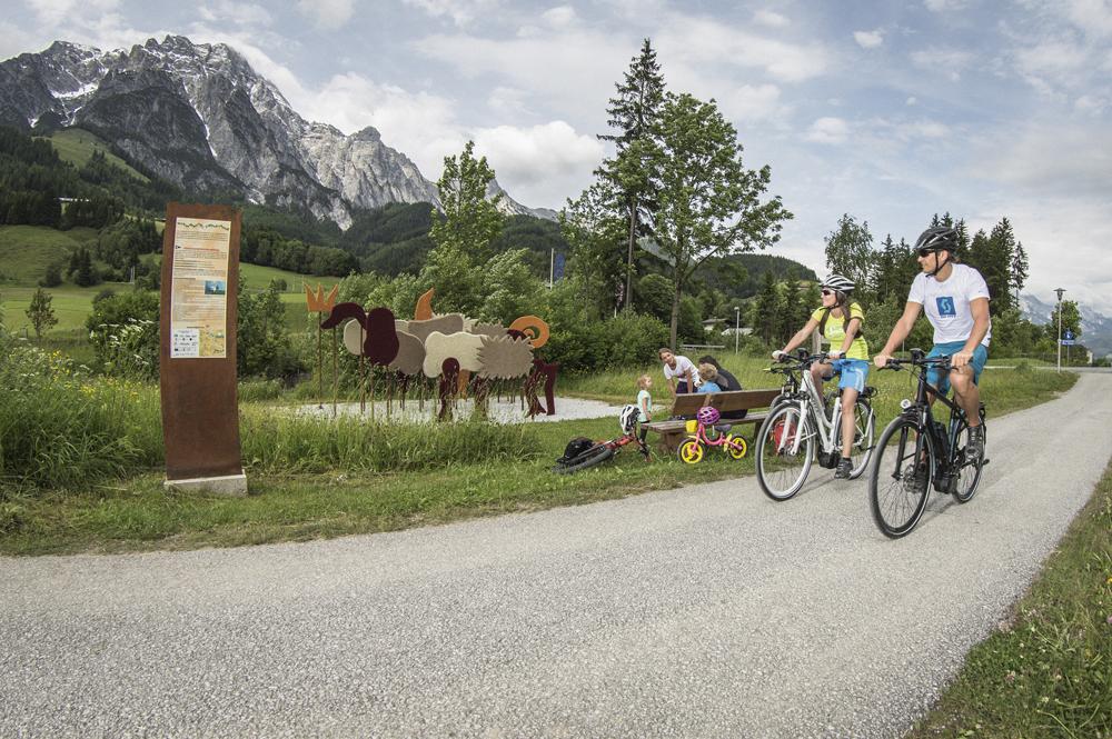Familie beim Radfahren in der Ferienregion Saalfelden-Leogang