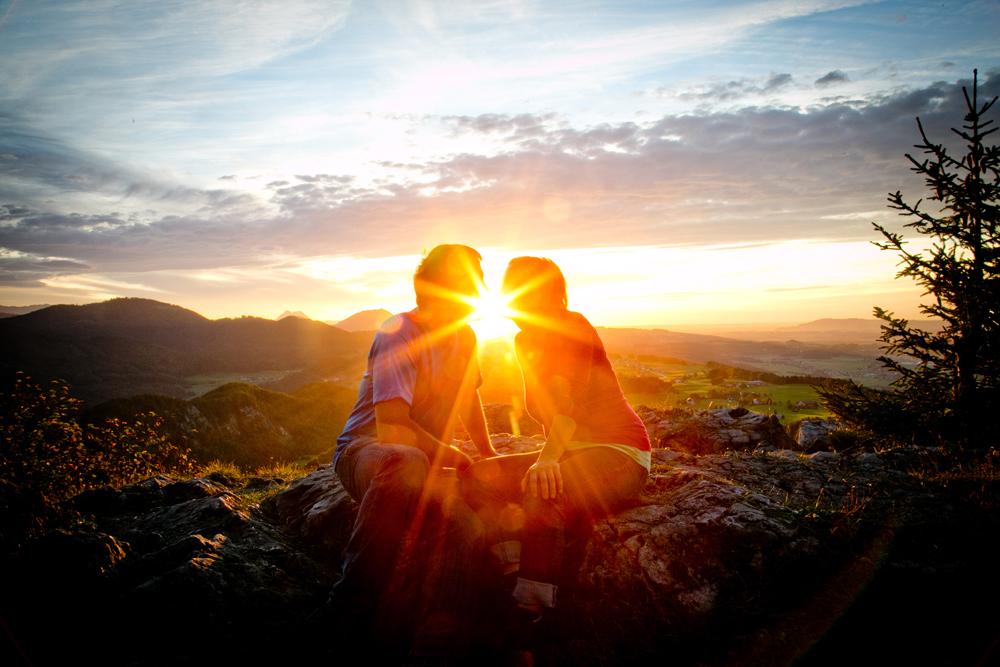Paar beim Sonnenuntergang am Fuschlsee