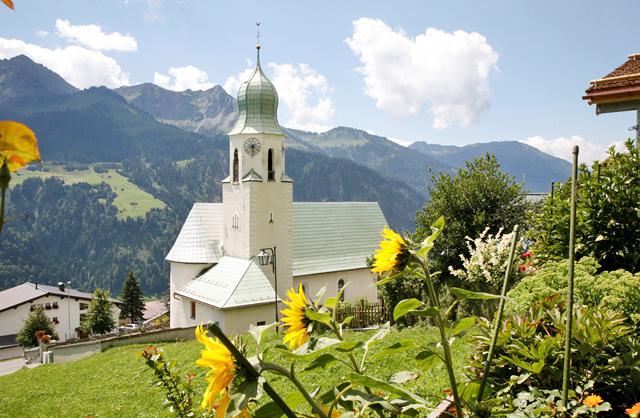 Kirche im Ort Fontanella im Großen Walsertal