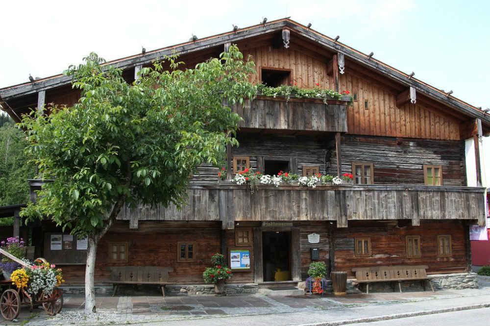 Blick auf die schöne Fassade des Stadtmuseums von Schladming