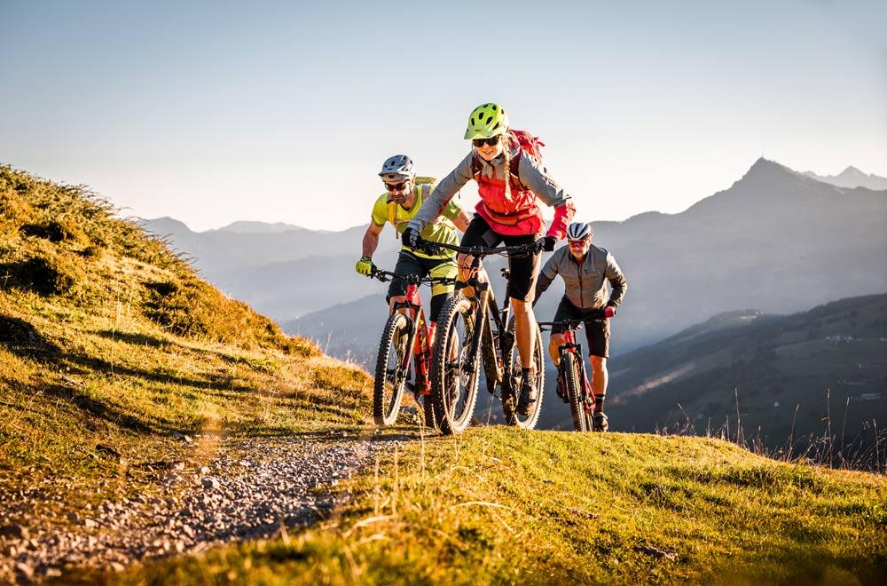 Mountainbiker bei einer Tour im Brixental