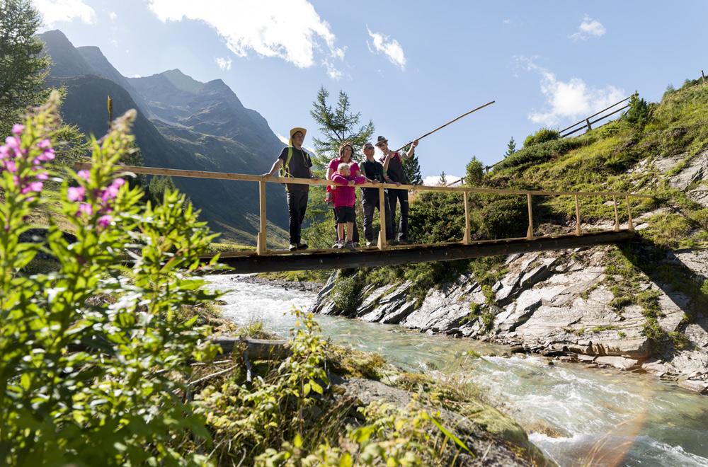 Wanderer auf einer Brücke in Osttirol