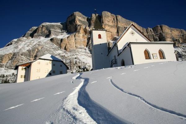 Die Kirche und das Hospiz Heilig Kreuz am Fuße des gleichnamigen Berges