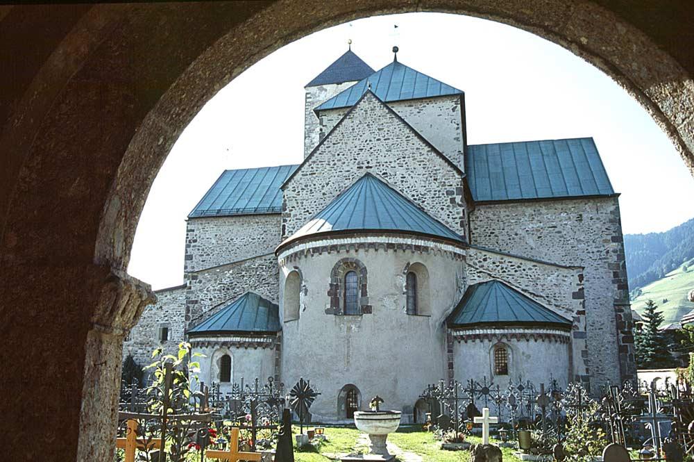 Rückansicht der Stiftskirche Innichen mit dem Friedhof
