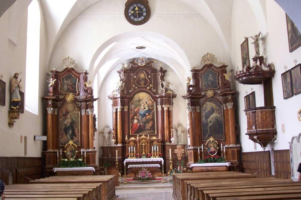 Blick auf den Altar im Inneren der Stiftskirche Innichen