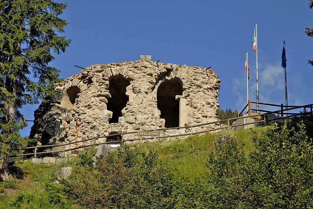 Blick auf die Ruine des Alten Zollhauses am Tonalepass